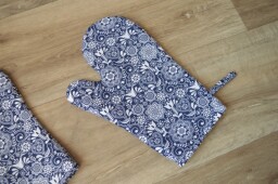 Kuchyňská rukavice Folklor na tmavě modré 2 ks