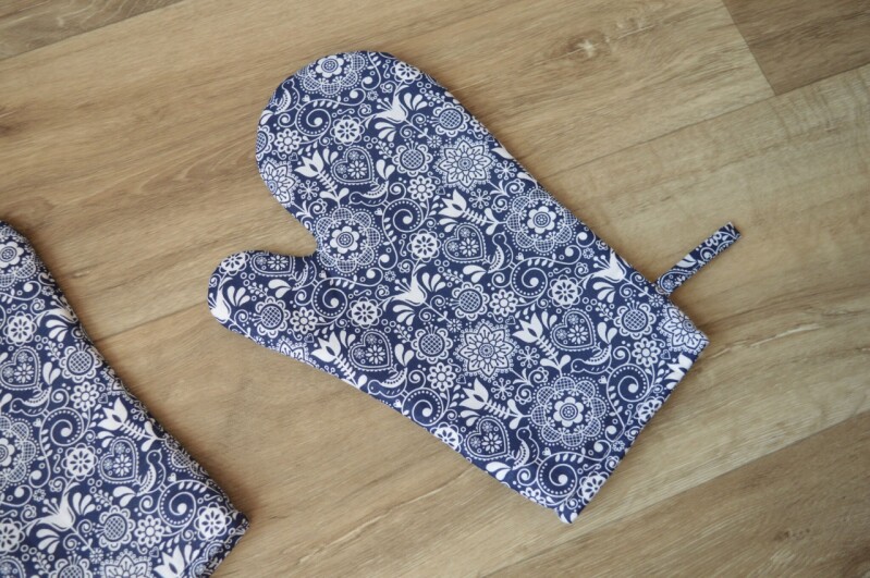 Kuchyňská rukavice Folklor na tmavě modré 2 ks