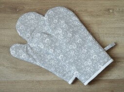 Kuchyňská chňapka Bílé kvítí na šedé 2 ks