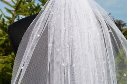 Bílý jednovrstvý svatební závoj s perličkami 75 cm