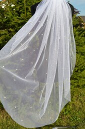 Bílý svatební závoj s perličkami 100 cm
