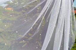 Bílý svatební závoj s perličkami 100 cm