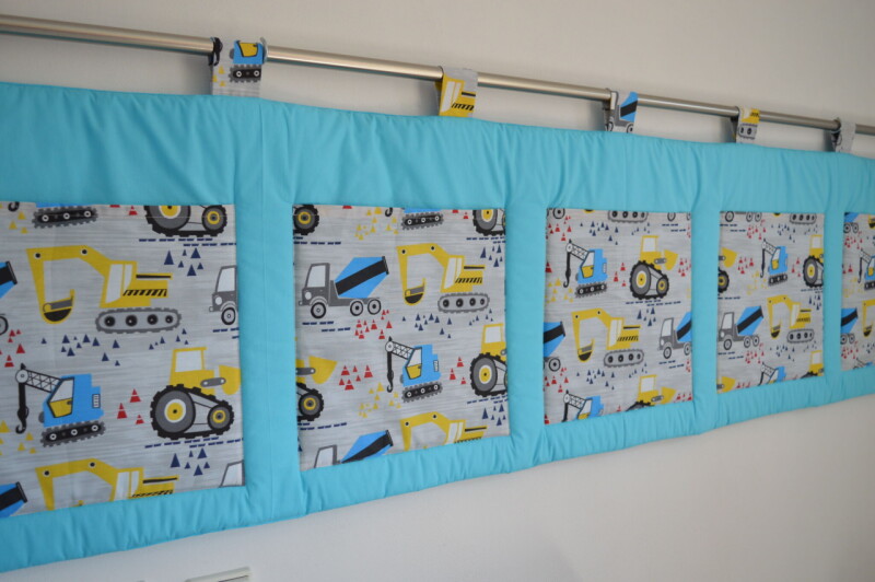 Velký kapsář za postel 200x50 cm tyrkysová Stavební stroje