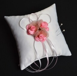 Bílý polštářek pod snubní prstýnky s růžovými květinami