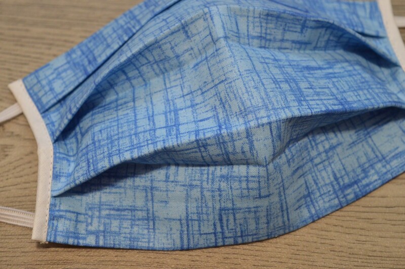 Dvouvrstvá bavlněná rouška na gumičky - modrá žíhaná