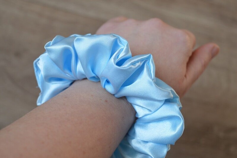 Saténová gumička do vlasů Světle modrá