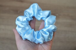 Saténová gumička do vlasů Světle modrá