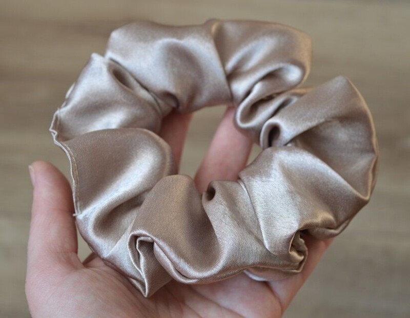 Saténová gumička do vlasů Béžová