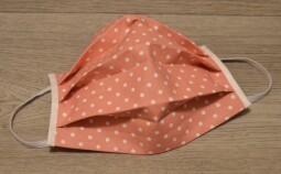 Dvouvrstvá skládaná rouška na gumičky - starorůžová s puntíkem