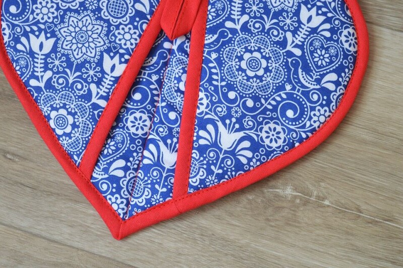 Kuchyňská chňapka srdíčko folklor na safírově modré 2 ks