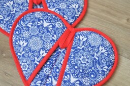 Kuchyňská chňapka srdíčko folklor na safírově modré 2 ks