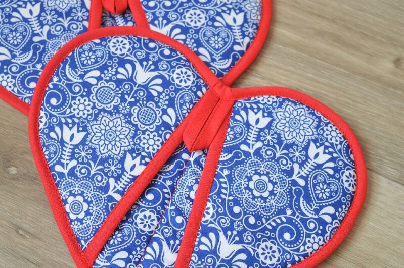 Kuchyňská chňapka srdíčko folklor na safírově modré 2 ks