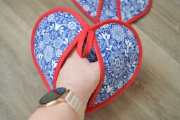 Kuchyňská chňapka srdíčko folklor na safírově modré 2 ks