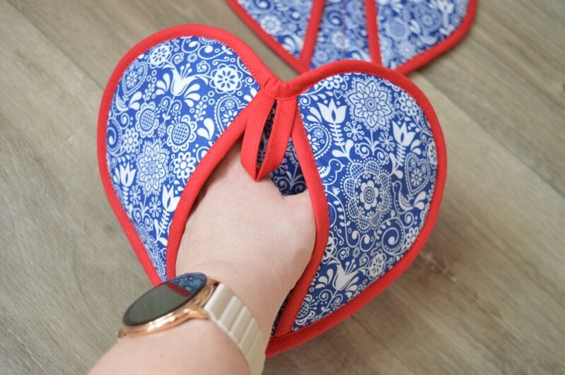 Kuchyňská chňapka srdíčko folklor na safírově modré 2 ks