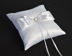 Luxusní bílý polštářek pod snubní prstýnky s mašlí a štrasovou sponou