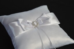 Luxusní bílý polštářek pod snubní prstýnky s mašlí a štrasovou sponou
