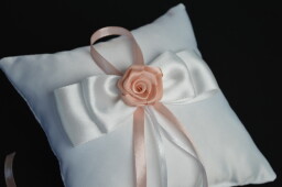Bílo - starorůžový polštářek pod snubní prstýnky s mašlí a růží