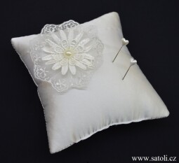 Bílý polštářek pod prstýnky s krajkovou květinou
