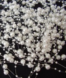 Bílé perly na silikonu