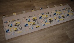 Velký kapsář na zeď 200x50 cm světle šedá Stavební stroje