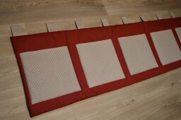 Velký kapsář na zeď za postel 192x50 cm vínová Puntík