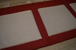 Velký kapsář na zeď za postel 192x50 cm vínová Puntík