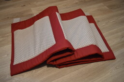 Velký kapsář na zeď za postel 192x50 cm vínová Puntík