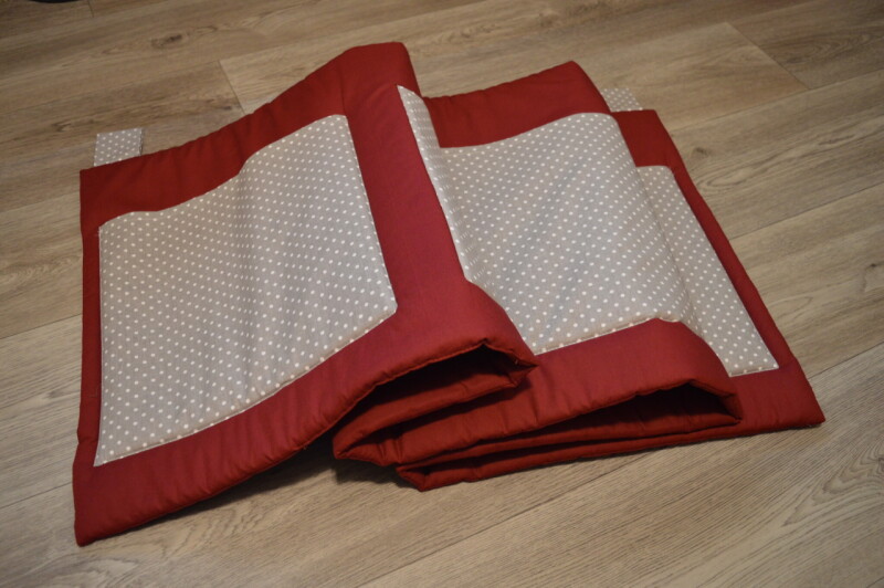 Velký kapsář na zeď za postel 192x50 cm vínová Puntík