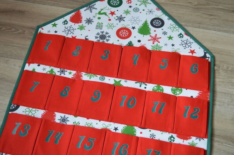 Závěsný adventní kalendář červené kapsičky