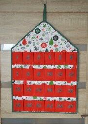Závěsný adventní kalendář červené kapsičky