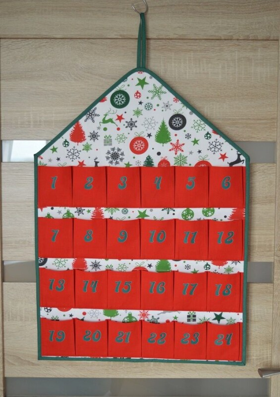 Závěsný adventní kalendář červené kapsičky