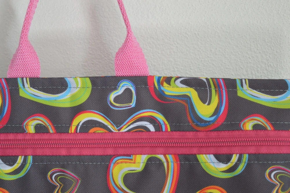 Kapsář do školky/školy na pověšení srdíčka na šedé