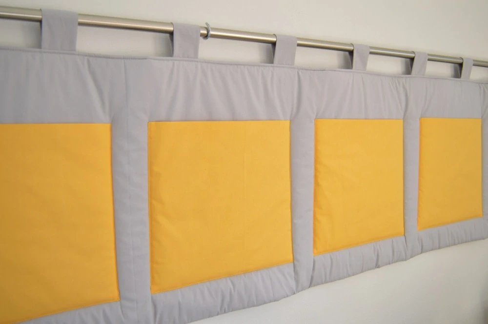Velký kapsář na zeď za postel 200x50 cm světle šedá, žluté kapsy