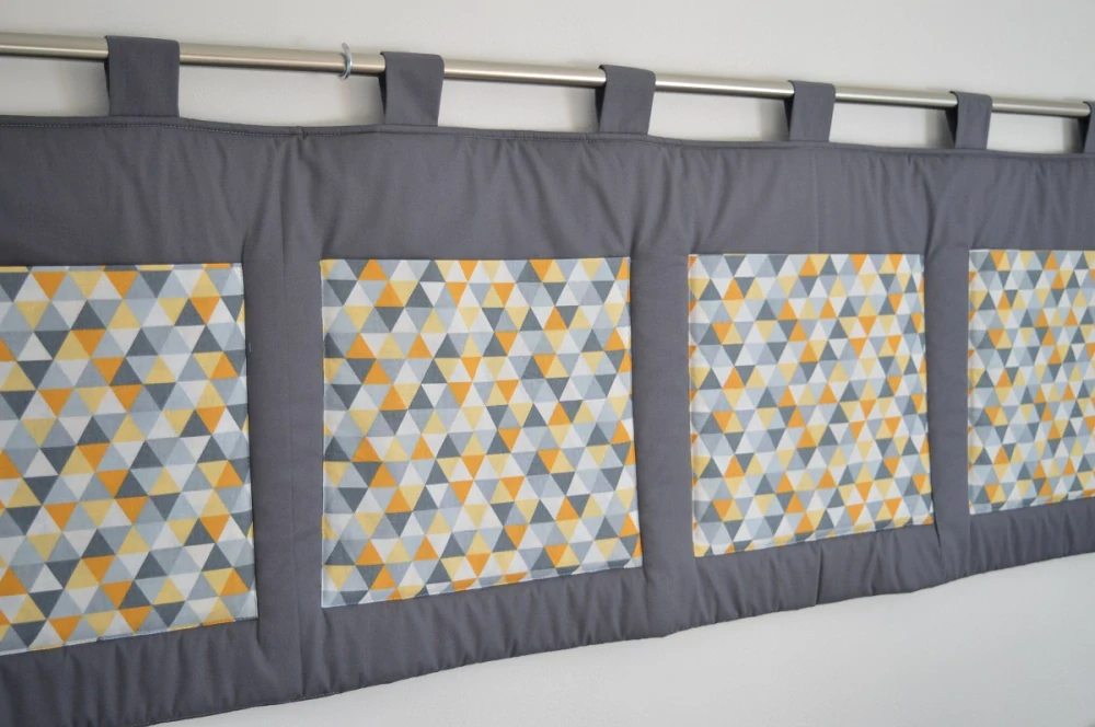 Velký kapsář na zeď 200x50 cm Trojúhelníky na tmavě šedé