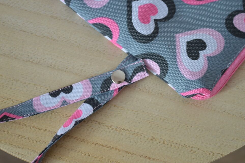 Voděodolný obal na mokré plavky 30x30 cm srdíčka na šedé
