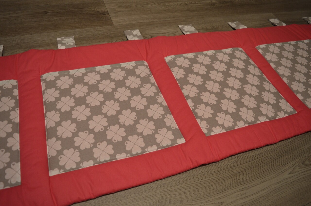Kapsář na zeď 200 x 50 cm malinově růžová čtyřlístek