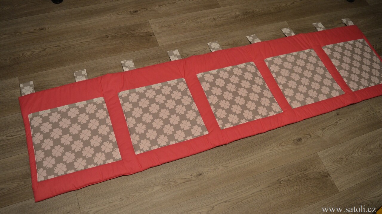 Kapsář na zeď 200 x 50 cm malinově růžová čtyřlístek