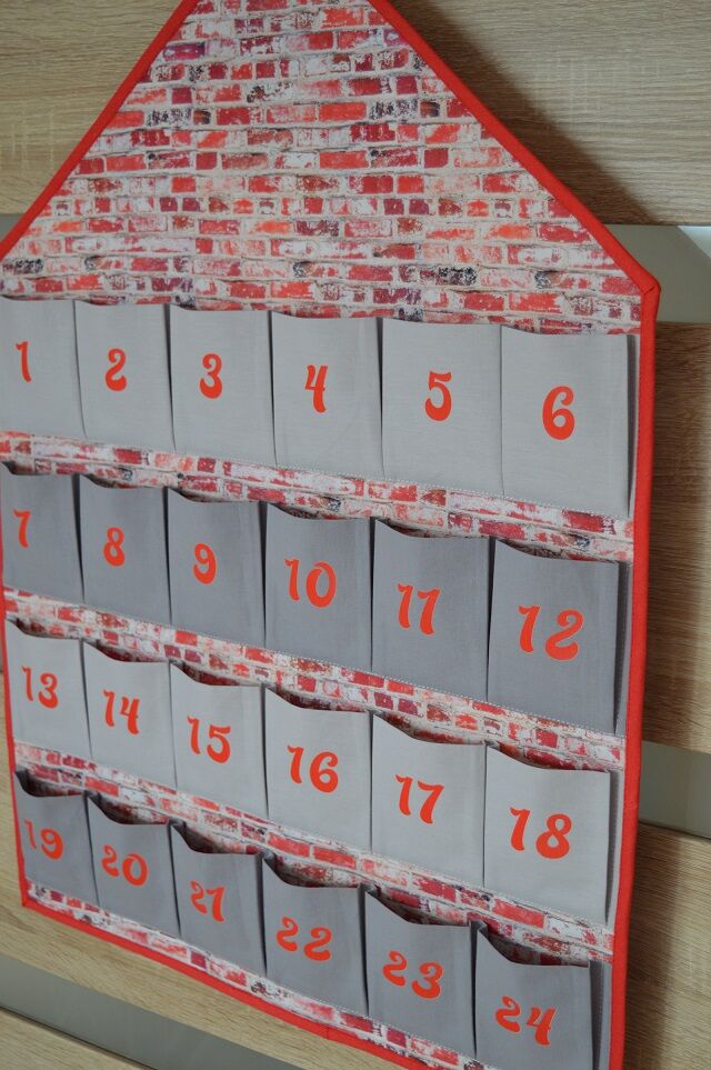 Závěsný textilní adventní kalendář