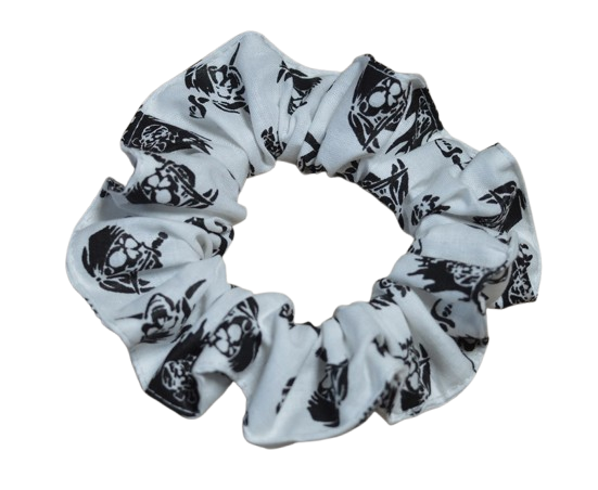 Látková scrunchie gumička do vlasů piráti