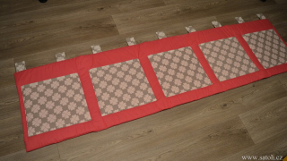 Kapsář na zeď 200 x 50 cm malinově růžová čtyřlístek
