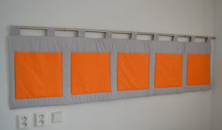 Velký kapsář na zeď za postel 200x50 cm světle šedá, oranžové kapsy